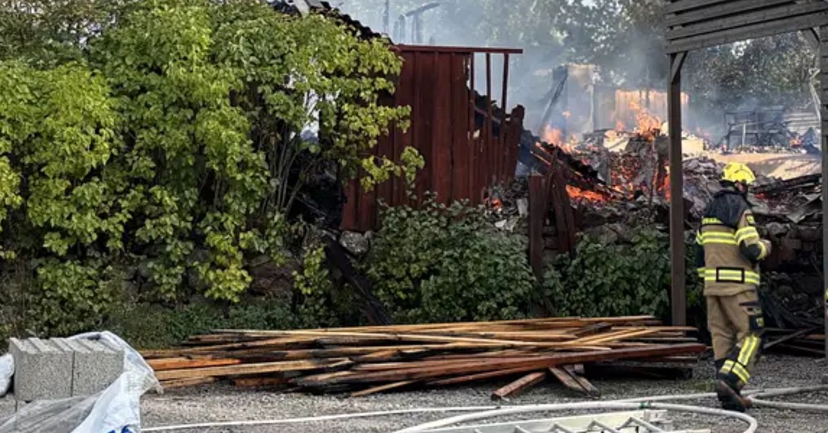 Tv&aring; personer d&ouml;da efter villabrand i Tors&aring;s