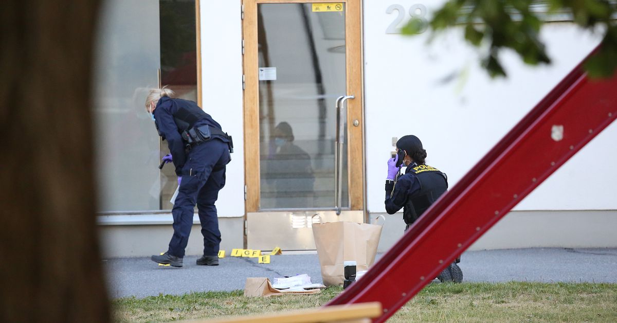 Ung person gripen efter skottlossning i Upplands V&auml;sby