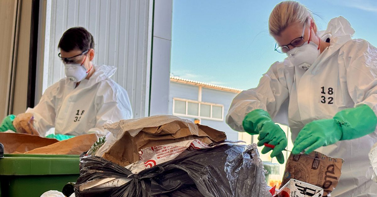 H&auml;r granskas dina sopor &ndash; i jakt p&aring; osorterat skr&auml;p: &rdquo;Barnkalas sticker ut&rdquo;