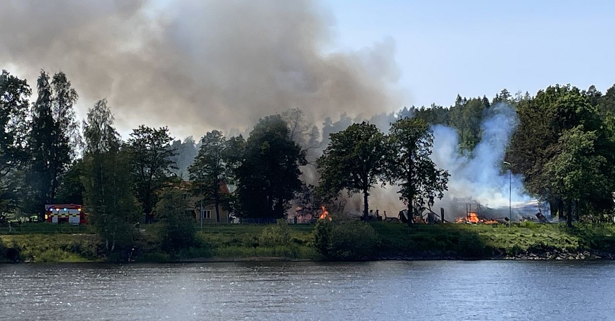 Byggnad brinner vid Bryngfjorden: ”Hörs smällar från branden”