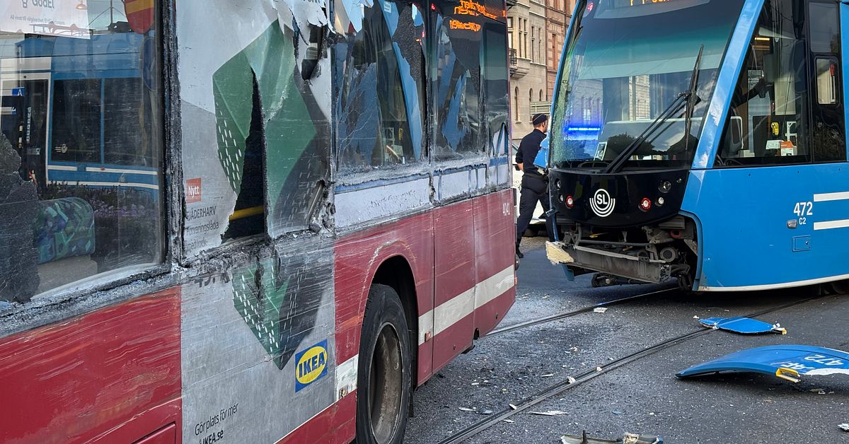 Buss och sp&aring;rvagn i krock p&aring; Strandv&auml;gen