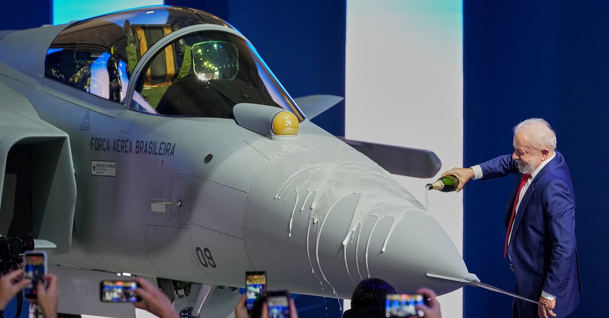 Första Gripen E-planet byggt i Brasilien avtäckt