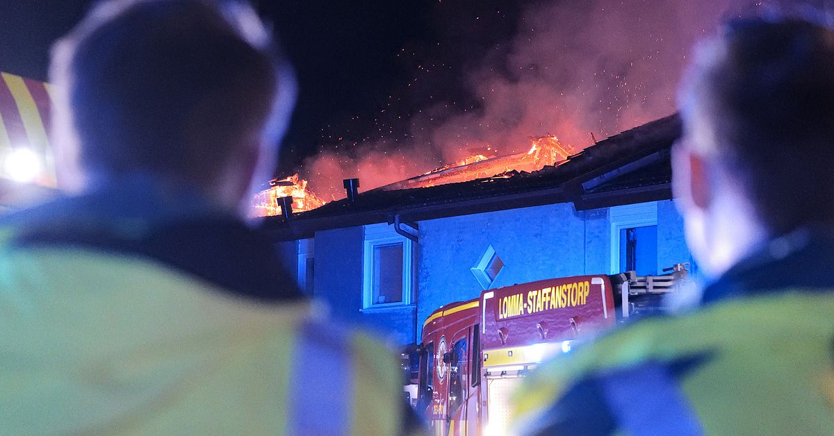 L&auml;genhetsbrand i Hj&auml;rup &ndash; elden spred sig till vinden