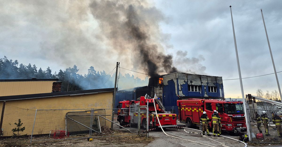 Incendie dans des locaux industriels à Södertälje – les résidents sont priés de rester à l’intérieur