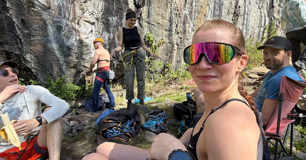 Finsk vallf&auml;rd till &rdquo;hemligt berg&rdquo; i Niemisel &ndash; se Asta kl&auml;ttra uppf&ouml;r stupet