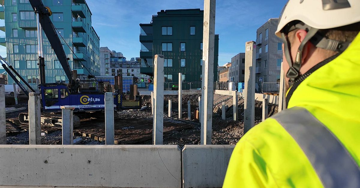 Här sätts pålar genom 30 meter lera när husen byggs i Norrköping | SVT ...