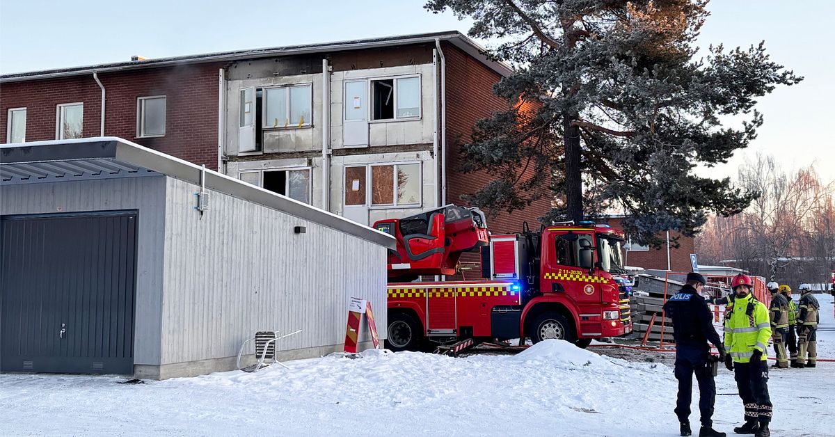 Det brinner i ett hyreshus  på Hertsön