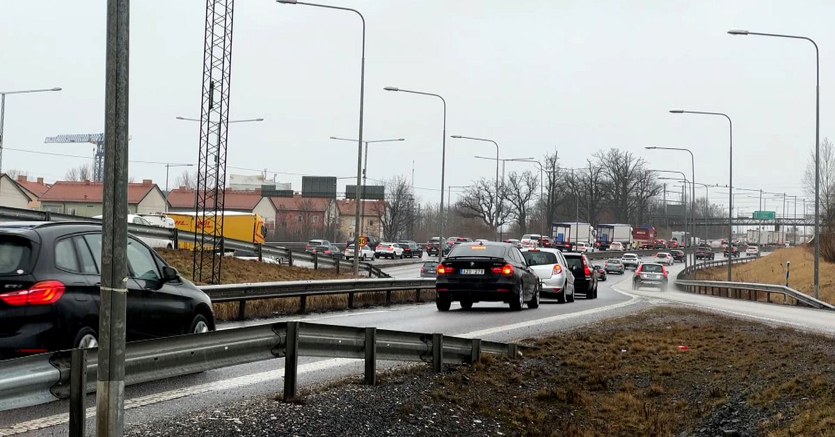 L&aring;nga bilk&ouml;er vid avfarten till Elmia