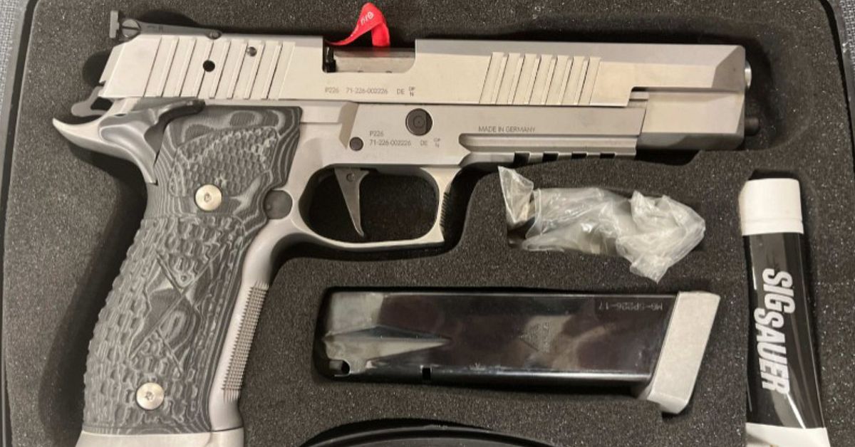 SD-politiker i Norrbotten d&ouml;ms f&ouml;r vapenbrott &ndash; l&auml;mnar uppdrag