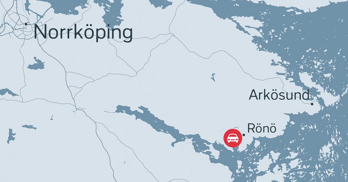 Bil i vattnet vid R&ouml;n&ouml; utanf&ouml;r Norrk&ouml;ping &ndash; en person drabbad