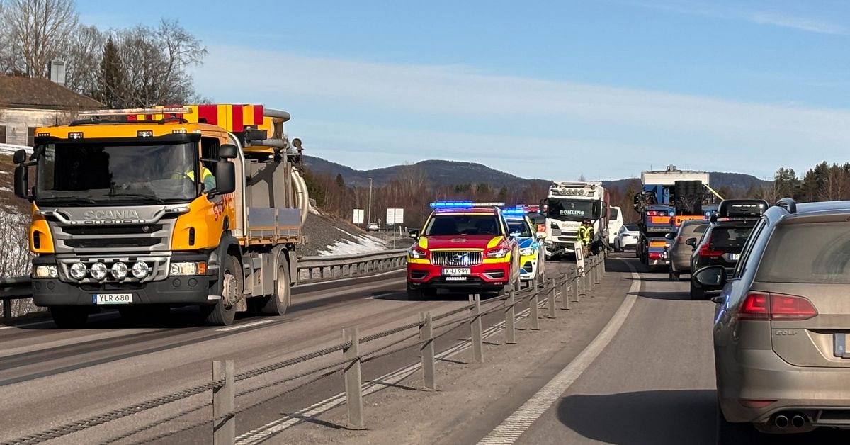 Lastbil och personbil i kollision p&aring; E4 vid Uller&aring;nger &ndash; stoppade trafiken