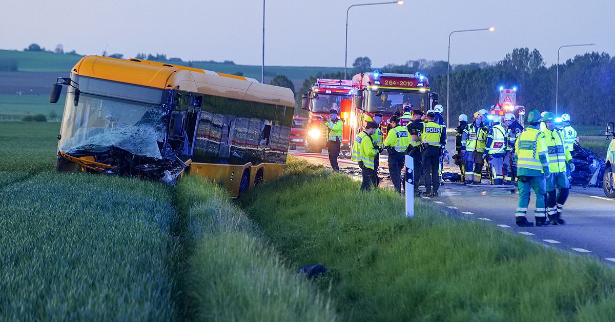 Sju personer till sjukhus &ndash; buss och personbil i krock utanf&ouml;r Landskrona