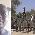 Kvinna intervjuas via videolänk. Till höger står maskerade män med vapen.