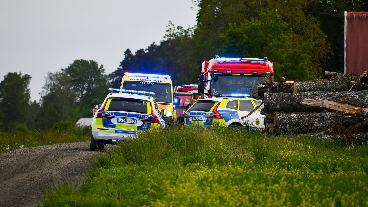 Một người chết sau vụ tai nạn với xe đầu kéo A ở ngoại ô Götene | Tin tức SVT