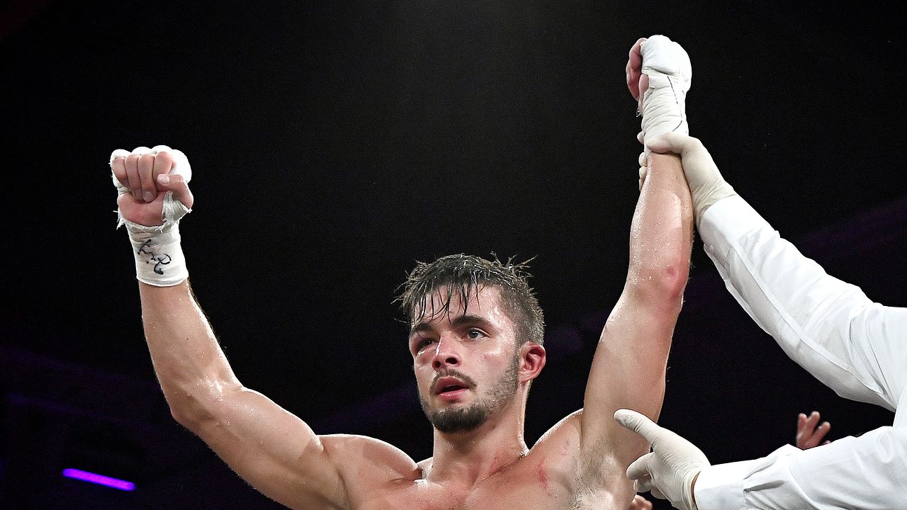 Xotinni telefonda gaplashib sikishyapti.