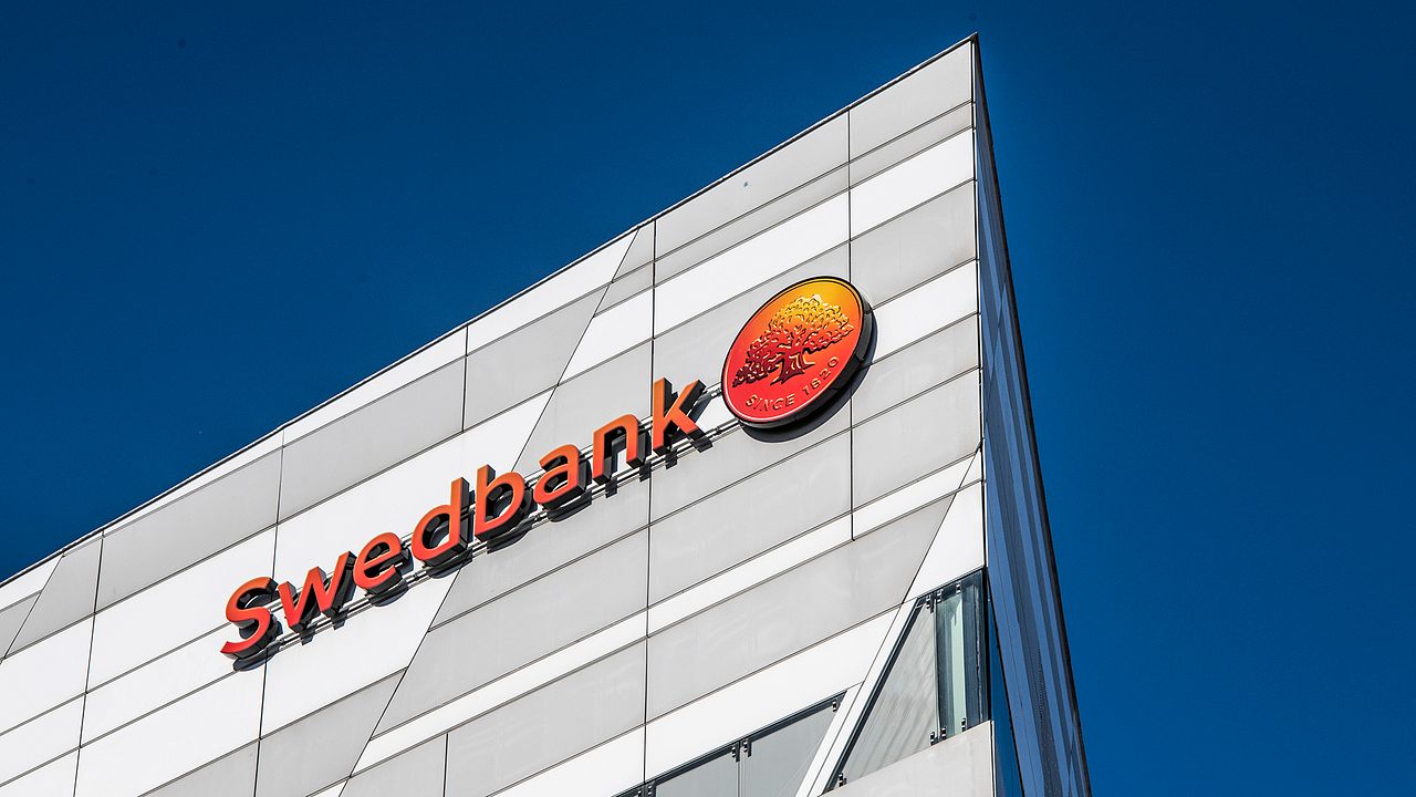 Swedbank handelsstoppas på börsen | SVT Nyheter