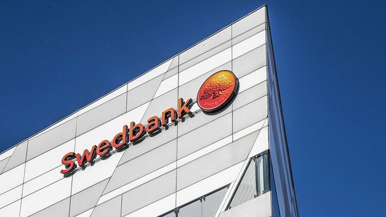 Polisrazzia mot Swedbanks huvudkontor | SVT Nyheter