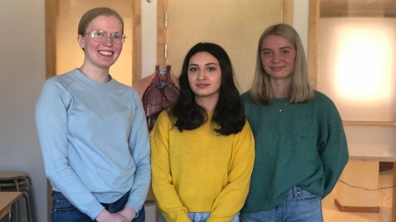 Erkak ustidan hukmronlik qilayotgan katta dumbali ayollarning onlayn porno videosi