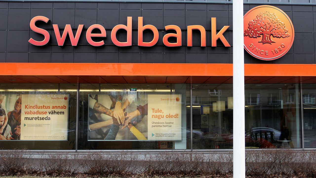 Bedragare utnyttjar Swedbanks it-haveri: ”Lägg på” | SVT Nyheter