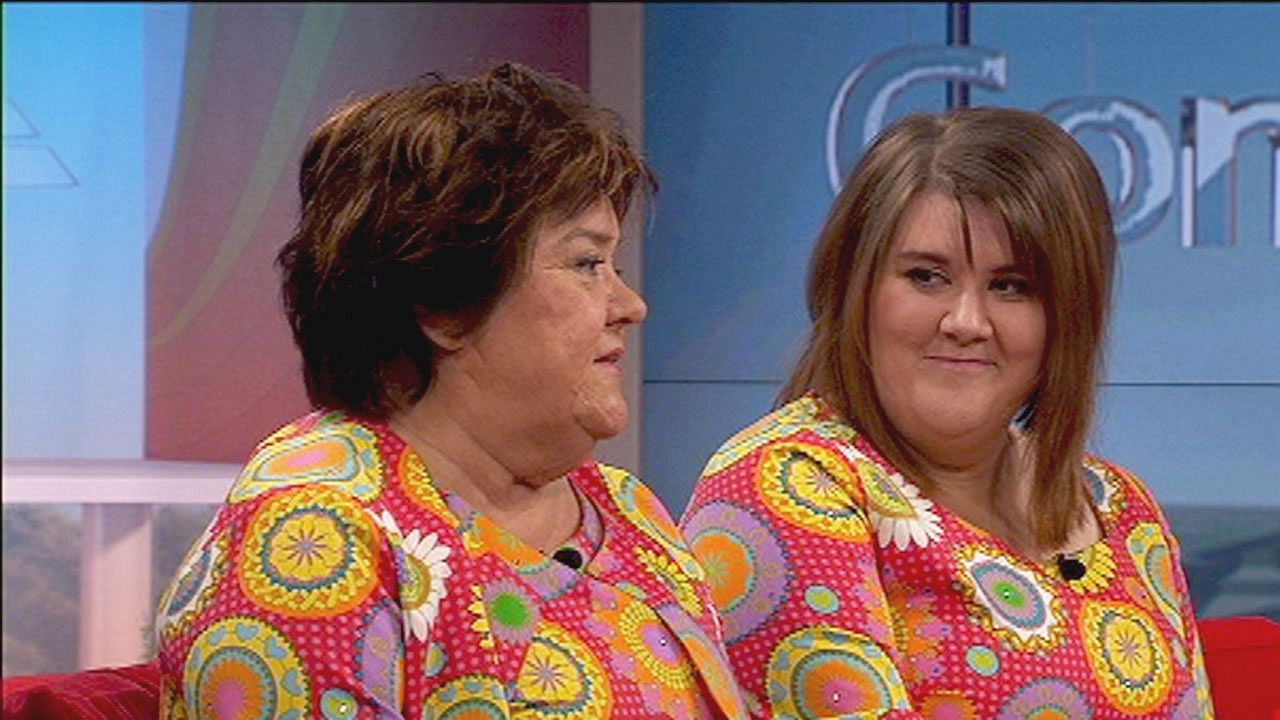 Mor och dotter i ny föreställning om att passa in | SVT Nyheter