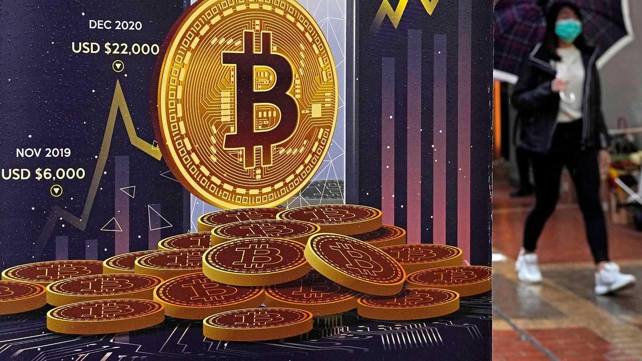 Bitcoin når ny rekordnivå | SVT Nyheter