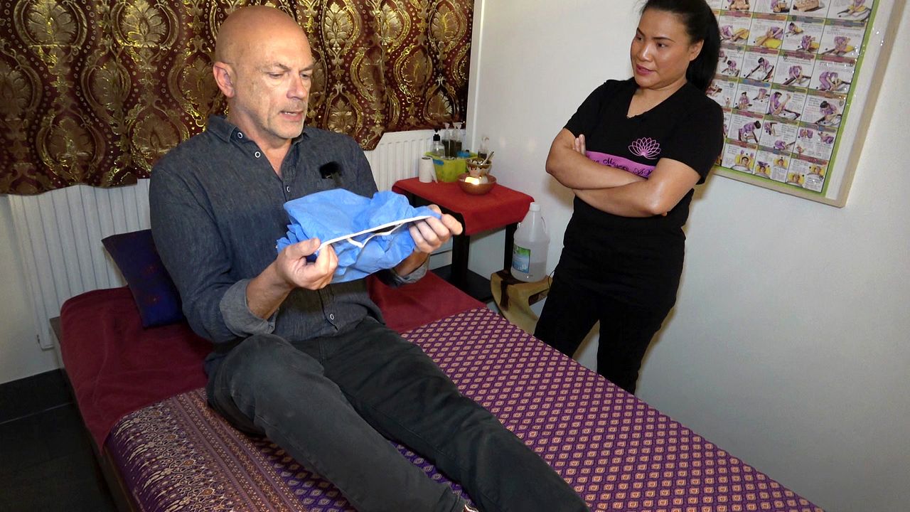 Pubik tatuirovkali porno aktrisa