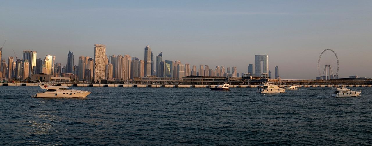 vy över Dubais skyline, med havet i förgrunden.