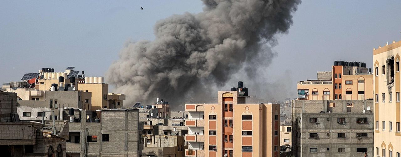 Rök stiger över Gaza.