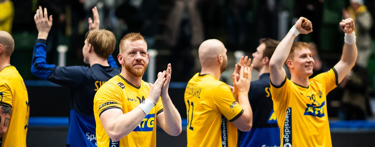 Sverige och Jim Gottfridsson firar efter vänskapsmatchen mot japan inför handbolls-EM 2024.