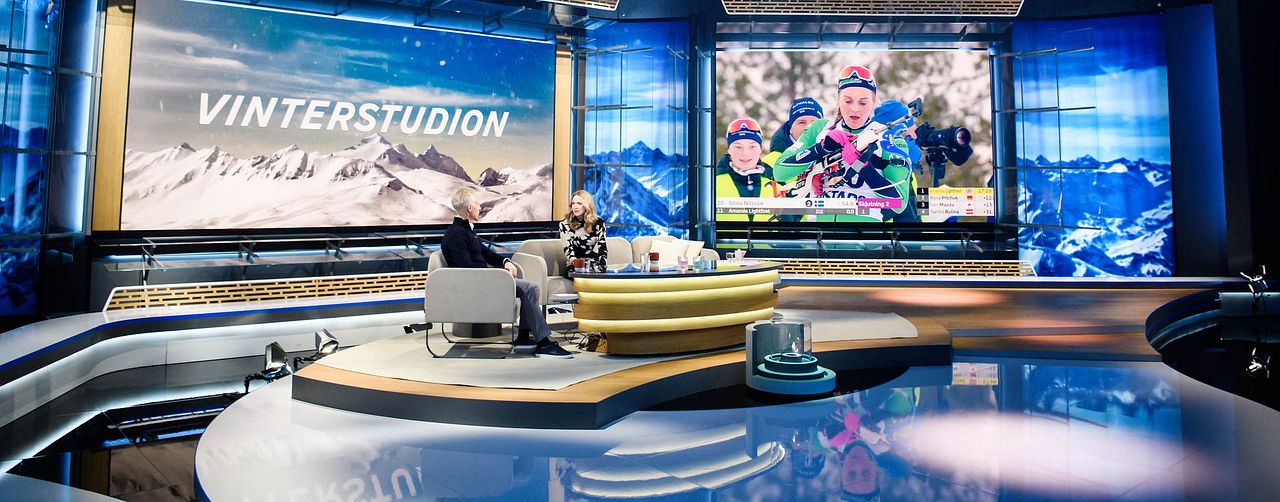 Studion där Vinterstudion sänds ifrån. I soffan sitter programledare André Pops och SVT:s expert i skidskytte Helena Ekholm.