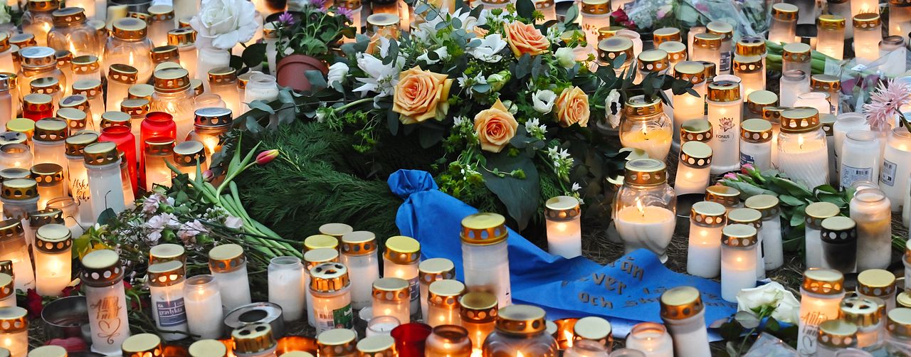 Ett hav av tända ljus och blommor som tänts för att hedra offren i Örebro.