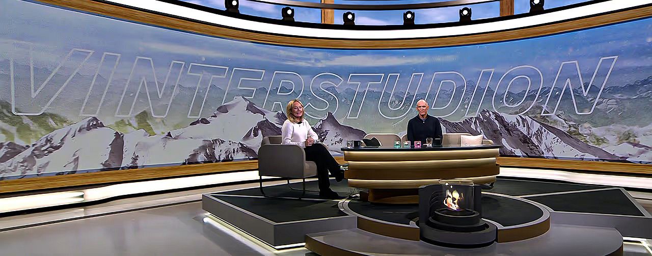 Programledare Yvette Hermundstad och skidskyttexperten Björn Ferry sitter i sofforna i Vinterstudion.