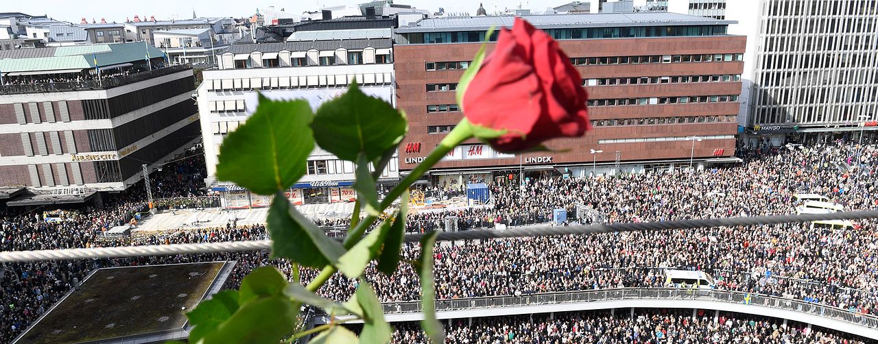 En ros ovanför folkmassan under en demonstration mot terrorn på Sergels torg