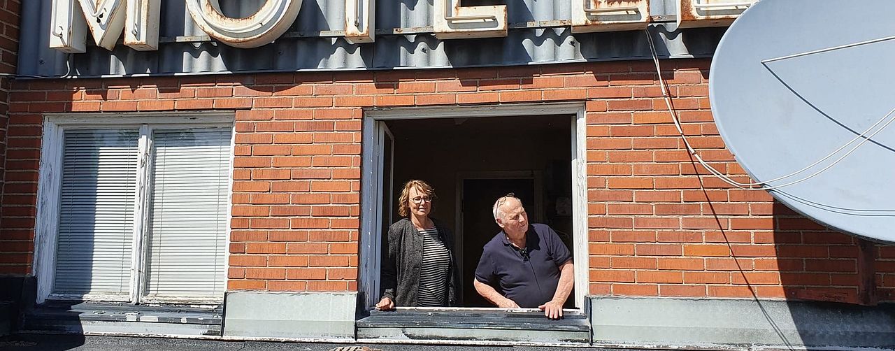 Tina Karlsson och Siegfried Dzikus kikar ut från Motell Filbyter