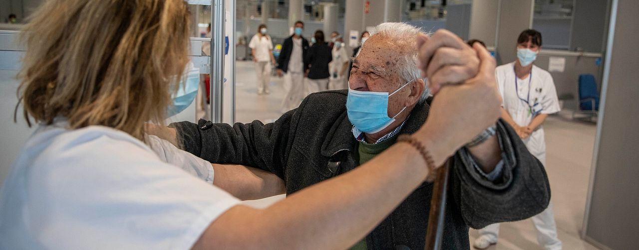 Antonio Garcia, 95, dansar med vårdpersonal på vaccinationscenter i Spanien.