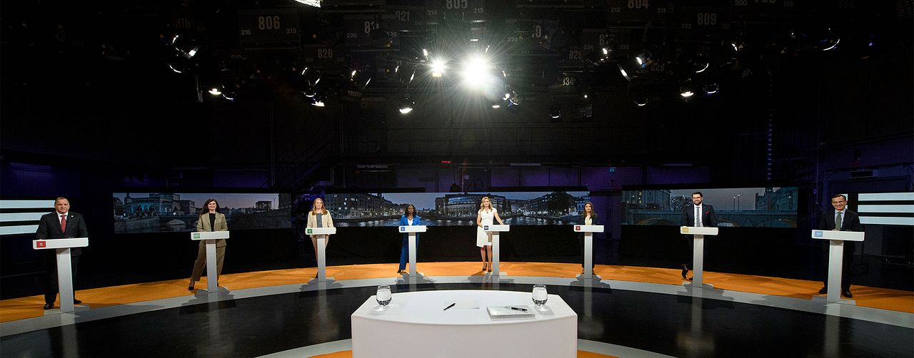 Sveriges partiledare och språkrör för riksdagspartierna står uppradade inför en partiledardebatt.