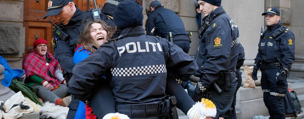 Polisen bär bort demonstranter från klimat- och miljödepartementets ingångar. Ett av flera departement som aktivisterna försök spärra ingångarna till under veckan.