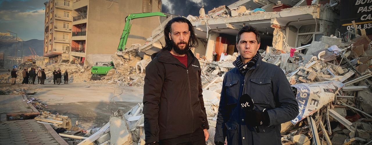 Salim Alsabbagh och Samir Abu Eid framför en förstörd byggnad och mörk rök.
