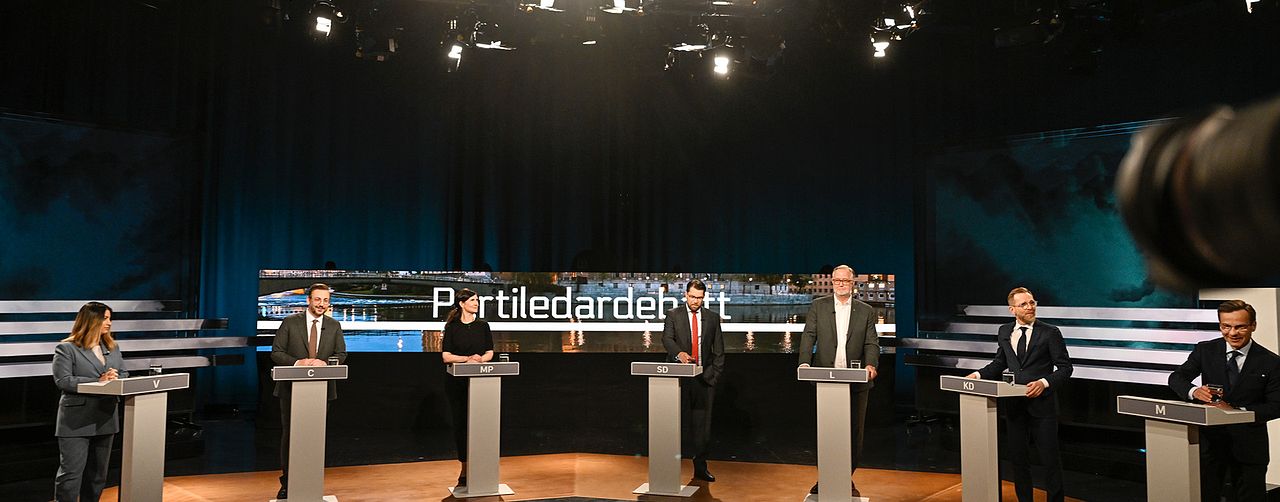Sveriges partiledare och språkrör för riksdagspartierna står uppradade inför en partiledardebatt.