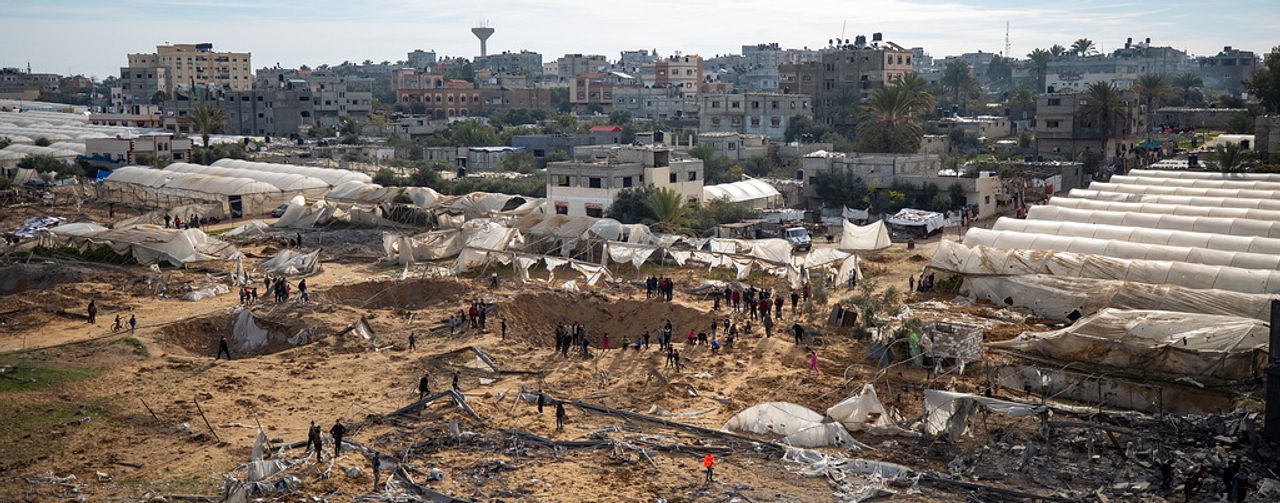kratrar och förstörda byggnader efter israeliska flygangrepp mot Gaza