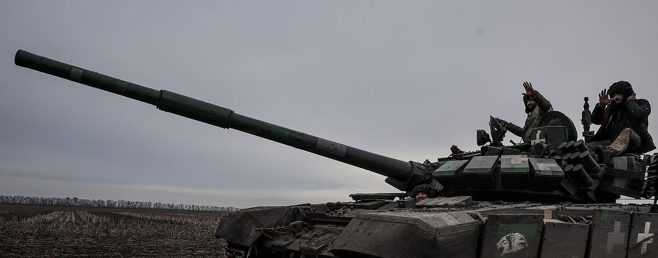En stridsvagn med soldater