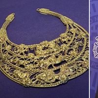 Stulet guldsmycket som hittats i Spanien. Ett stort halsband i guld snirkliga detaljer.