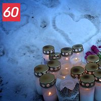 En pappa misstänks för mord på sitt barn. Händelsen inträffade i SÖdertälje och här får du vad som hänt i fallet. Gravljus och tulpaner som ligger på en snötäckt mark.