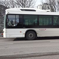 en buss från dalatrafik kör på en väg