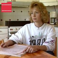 kvinna vid köksbord i Skara 1988 som oroas av de utsläppen från Aspa Bruk som hamnar i sjön Vättern