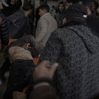 Två bilder. Ena bilden syns en skadad man på orange bår. Den andra bilden syns en äldre kvinna sittandes i en sjukhussäng, samtidigt som hon får hjälp av en kvinna ur sjukhuspersonalen.