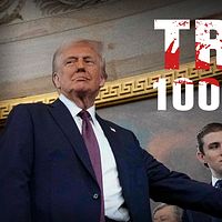 Trump 100 dagar, personer i kostym och hatt skakar hand framför ett officiellt porträtt.