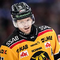 Delad bild. Till vänster syns en ishockeyspelare i gulsvart tröja. Till höger: hockeyspel nära mål.