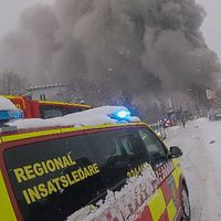 Räddningstjänstens bil vid branden på Ica Haga i Västerås. Till höger: räddningsledare Mattias Ingvarsson
