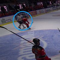 Tvådelad bild. Vänster: Hockeyspelare i kollision. Höger: Skadad spelare ligger på isen.